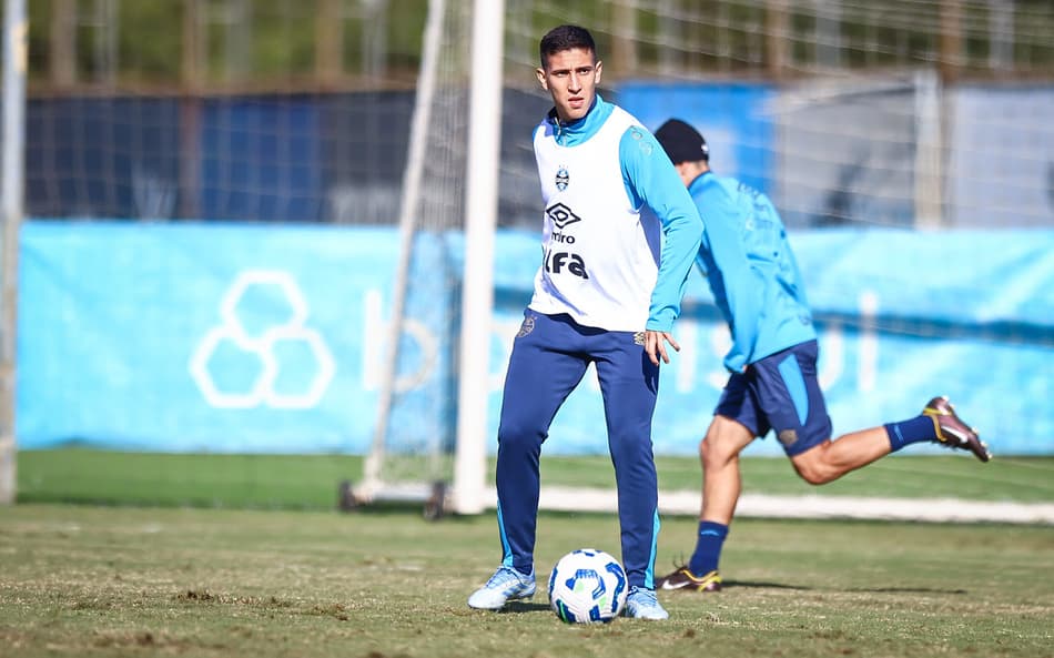 Monsalve com a bola em treinamento do Grêmio. (Foto: Lucas Uebel/Grêmio FBPA)