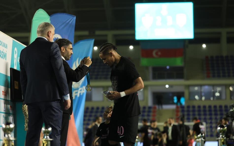 Nogueira recebe medalha de campeão da Copa do Azerbaijão pela conquista com o Sabah
