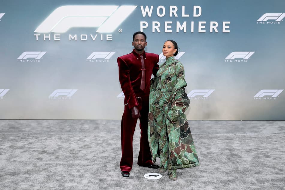 Oluwatosin Oluwole Ajibade e Temiloluwa Otedola na estreia do filme 'F1' na Times Square, em Nova York (foto: Dimitrios Kambouris / GETTY IMAGES NORTH AMERICA / Getty Images via AFP)