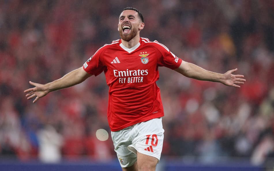Orkun Kokcu comemora gol em Benfica 4x0 Atlético de Madrid pela Champions League