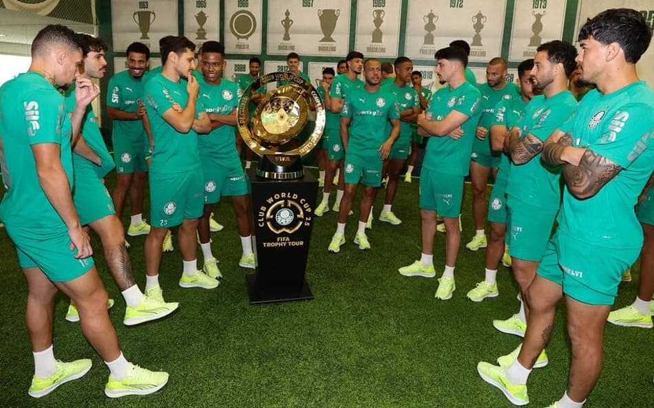 elenco do Palmeiras conhece a taça do Mundial