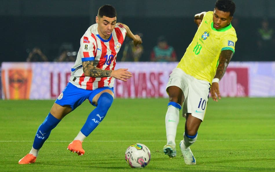 Miguel Almiron e Rodrygo disputam a bola em Paraguai x Brasil, no Defensores del Chaco