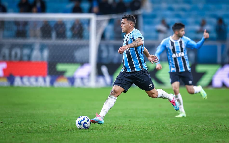 Pavón com a bola no empate do Grêmio com o Corinthians. (Foto: Lucas Uebel/Grêmio FBPA)