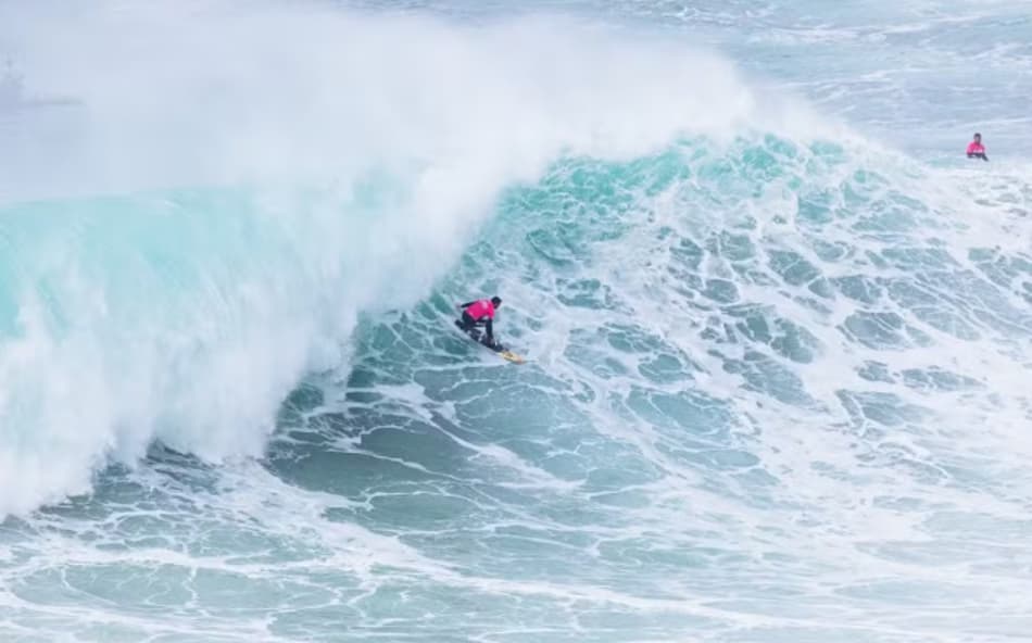 Pedro Scooby no Big Wave em Nazaré
