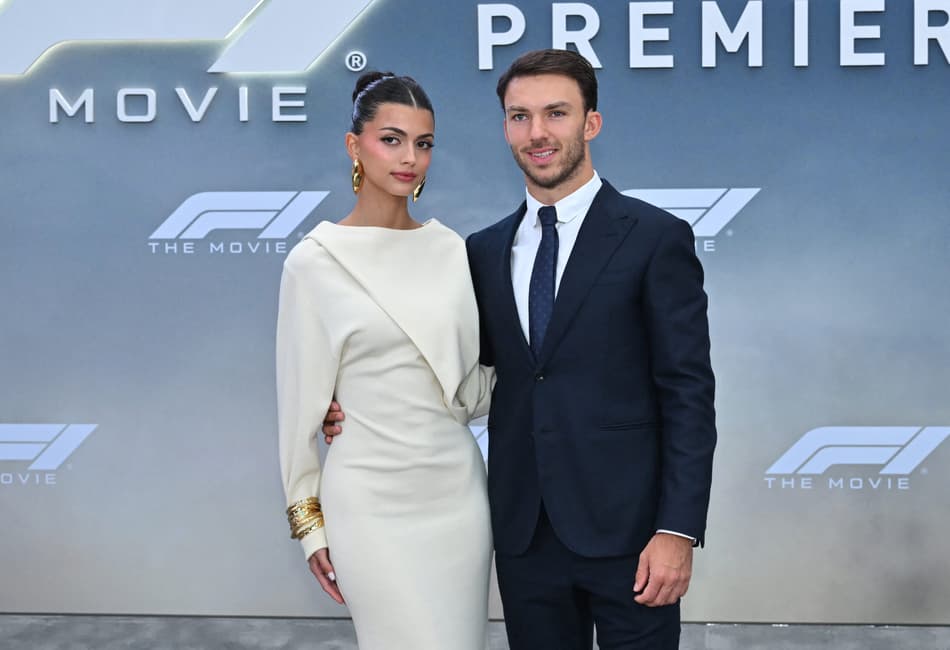 Pierre Gasly e sua namorada Francisca Cerqueira Gomes na estreia do filme 'F1' na Times Square, em Nova York (foto: ANGELA WEISS / AFP)