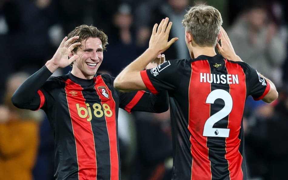 Próximo de reforçar o PSG, Zabarnyi celebra gol com Huijsen, no Bournemouth
