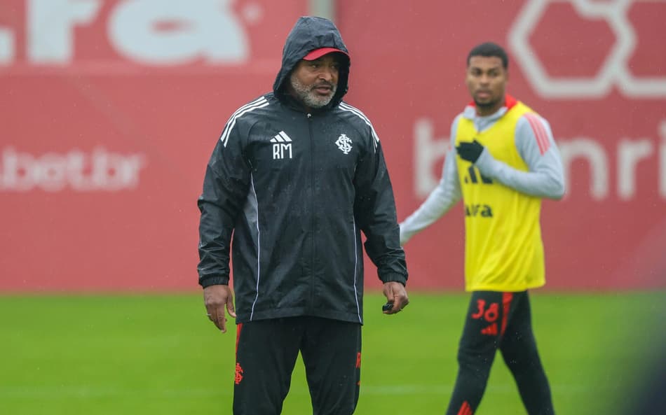 Roger Machado, técnico do Internacional, no treino no CT Parque Gigante