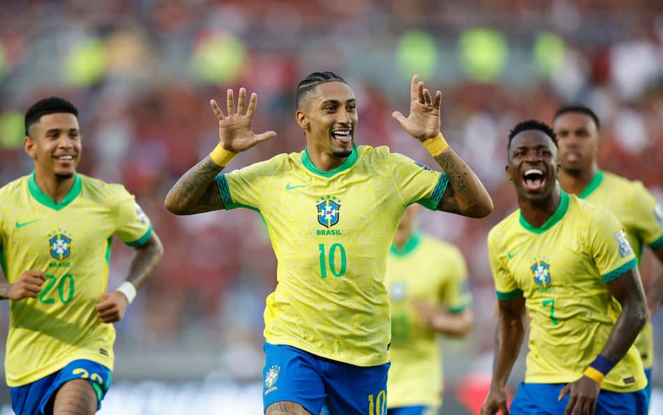 Raphinha comemora gol marcado pelo Brasil contra a Venezuela, pelas Eliminatorias