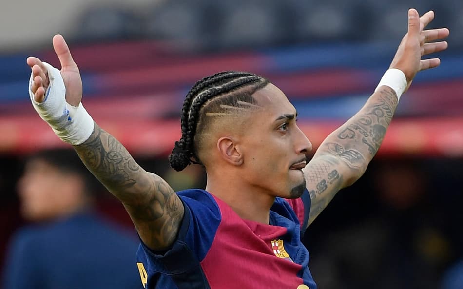 Raphinha comemora vitória do Barcelona sobre o Celta de Vigo, pela La Liga