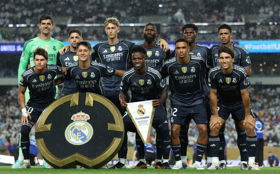 Real Madrid perfilado antes do jogo contra o RB Salzburg, pelo Mundial de Clubes
