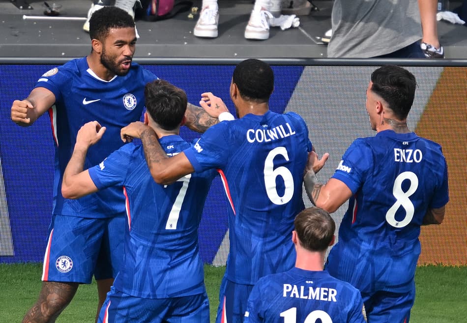 Reece James celebra gol do Chelsea sobre o Benfica no Mundial junto de seus companheiros