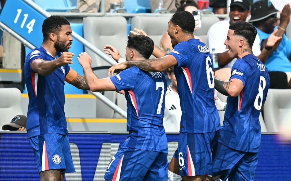 Reece James comemora gol do Chelsea sobre o Benfica, no Mundial de Clubes