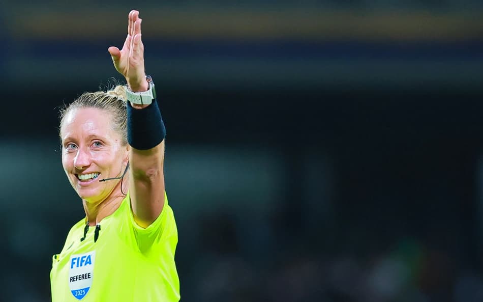 Referee-Tori-Penso-gestures