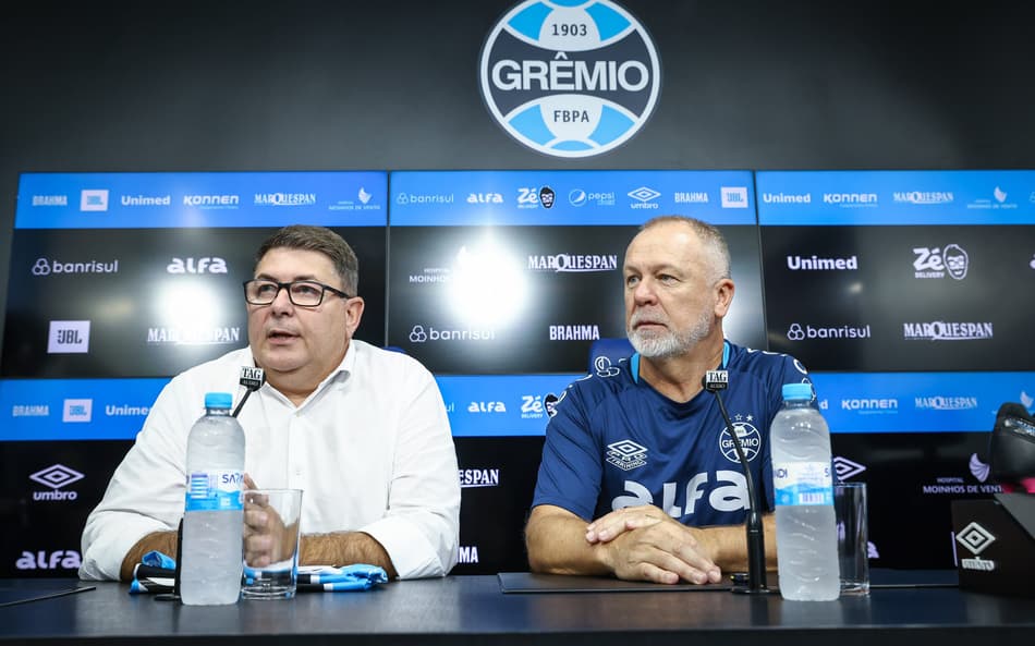 Alexandre Rossato, vice-presidente de futebol, e Mano Menezes, técnico do Grêmio. (Foto: Lucas Uebel/Grêmio FBPA)