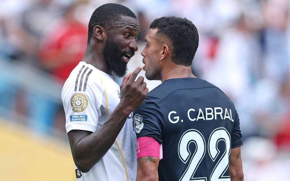 Rüdiger e Cabral discutem em campo na reta final do jogo entre Real Madrid e Pachuca, pelo Mundial de Clubes (Foto: Richard Pelham/AFP)