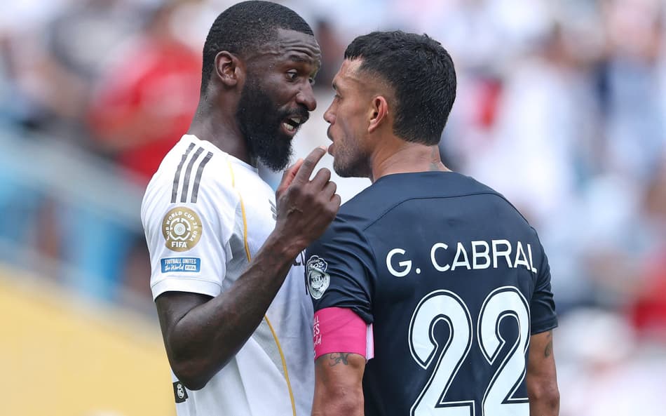 Rüdiger e Cabral discutem em campo na reta final do jogo entre Real Madrid e Pachuca, pelo Mundial de Clubes