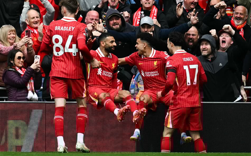 Salah comemora com Luis Díaz gol do Liverpool sobre o West Ham, pela Premier League