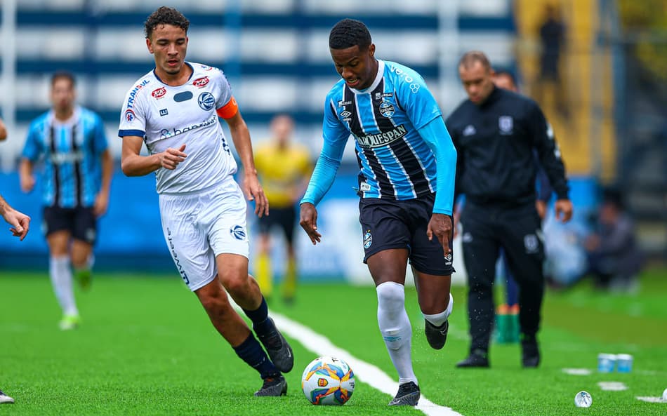 Grêmio, de Jardiel (com a bola), enfrenta o São José pela semifinal do Campeonato Gaúcho Sub-20. (Foto: Angelo Pieretti/Grêmio FBPA)