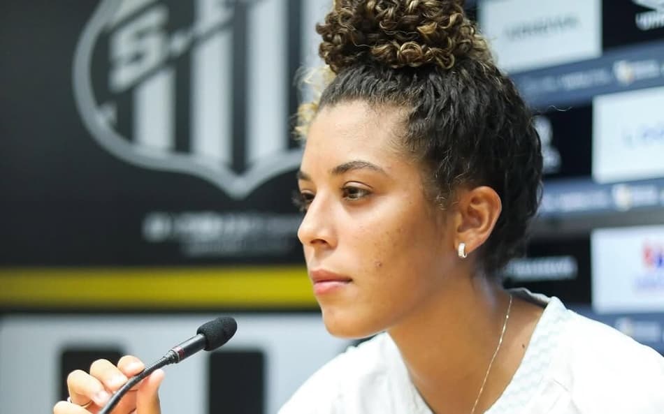 Leandra, das Sereias da Vila, assina primeiro contrato profissional com o clube; o vínculo se estende até o fim deste ano (Foto: Reinaldo Campos/ Santos FC)