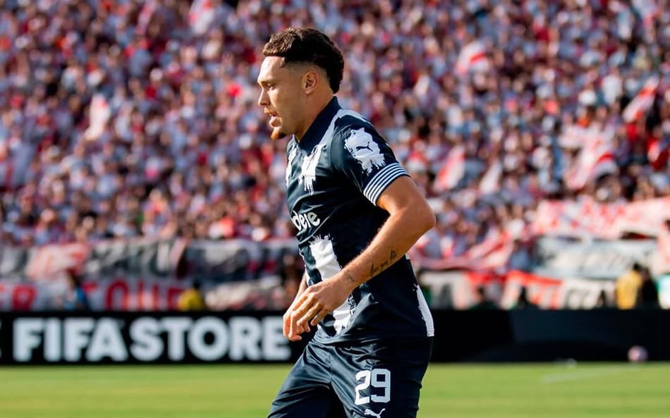 Lucas Ocampos, do Monterrey, em duelo diante do River Plate, da Argentina. (Foto: Divulgação/ Monterrey)