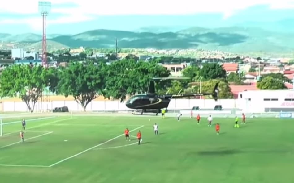 Helicóptero pousa no estádio Waldomiro Borges durante partida de futebol (Foto: reprodução)