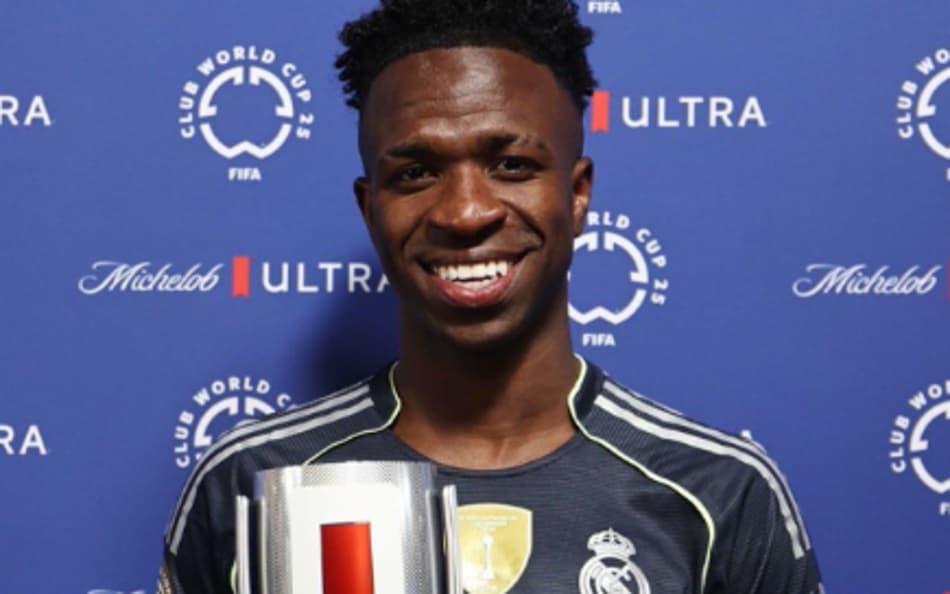 Vini Jr com o prêmio de melhor jogador contra o RB Salzburg