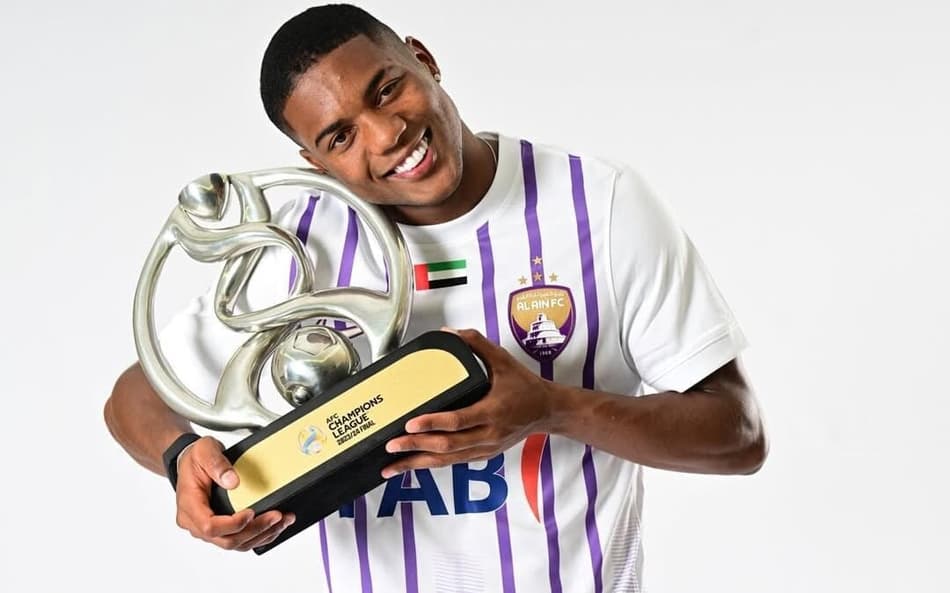 Jonatas Santos com o troféu da Champions League da Ásia conquistado pelo Al-Ain