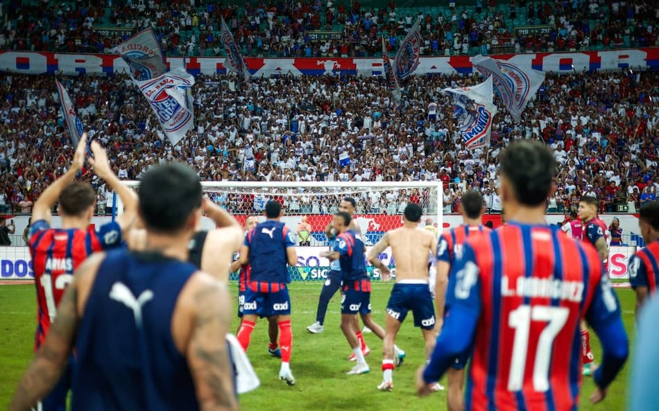 Ao lado dos torcedores, Bahia comemora triunfo contra o São Paulo Foto: Divulgação / EC Bahia