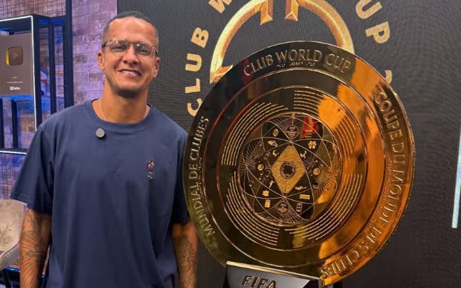 Souza ao lado da taça do Mundial de Clubes (Foto: Divulgação)