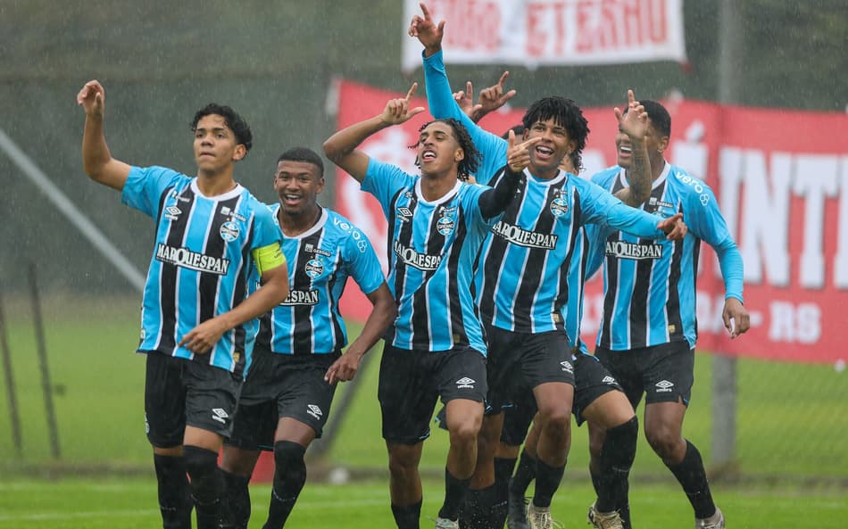 Jogadores do Sub-17 Grêmio comemoram gol no Gre-Nal pelo Campeonato Gaúcho da categoria. (Foto: Guilherme Testa/Grêmio FBPA)