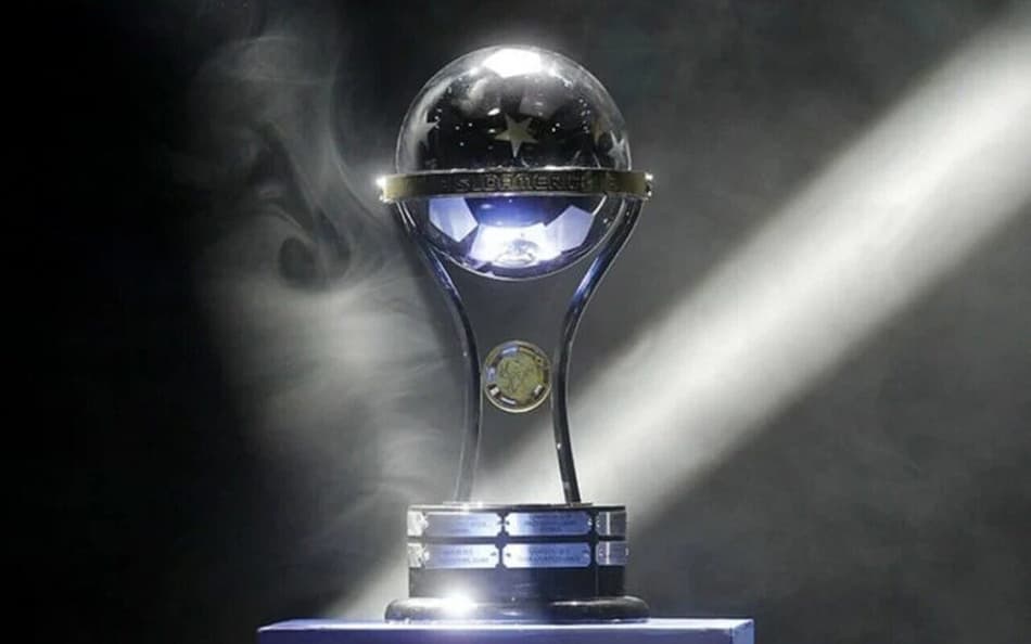 Taca-Copa-Sul-americana-730x474_Easy-Resize.com