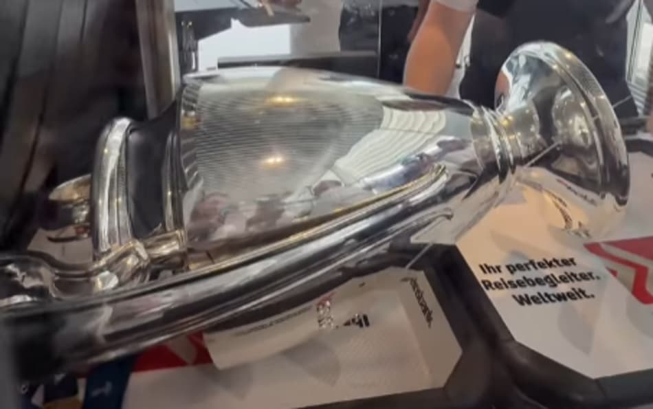 Taça da Champions League conquistada pelo PSG passa por raiox no aeroporto (Foto: Reprodução/PSG)