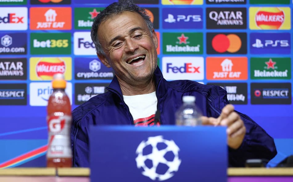 Técnico do PSG, Luis Enrique sorri durante coletiva na véspera do jogo da Champions contra o Aston Villa