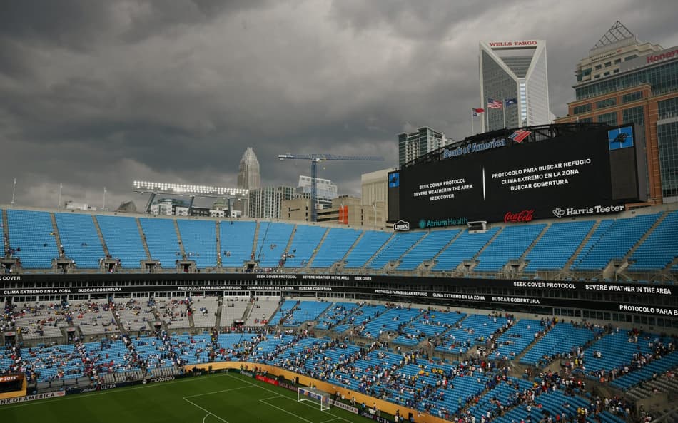 Telão do Bank of America Stadium alerta para risco de tempestade no jogo entre Benfica e Chelsea, pelo Mundial (Foto: Angela Weiss/AFP)