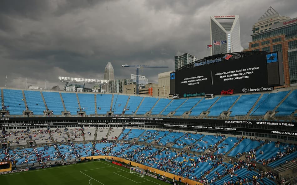 Telão do Bank of America Stadium alerta para risco de tempestade no jogo entre Benfica e Chelsea, pelo Mundial