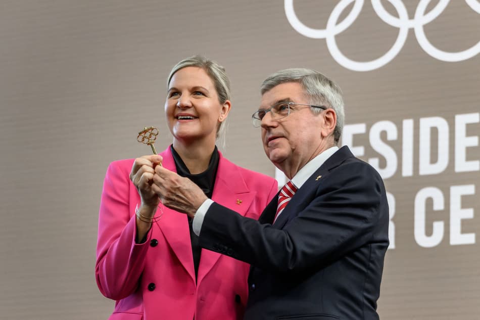 Thomas Bach e Kirsty Coventry na cerimônia do COI em Lausanne, na Suíça (foto: Fabrice COFFRINI / AFP)
