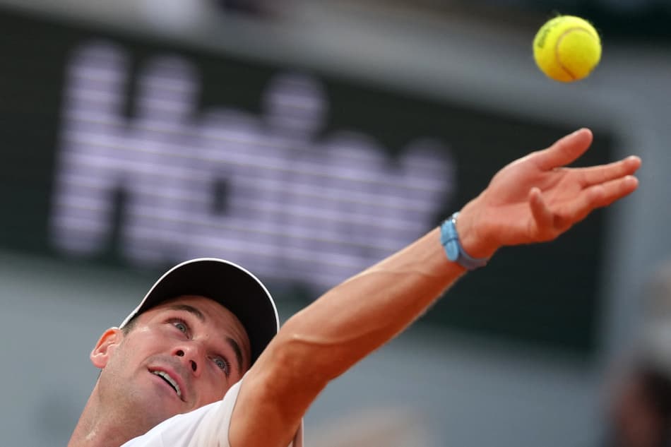Tommy Paul saca diante de Carlos Alcaraz em Roland Garros (foto: Dimitar DILKOFF / AFP)