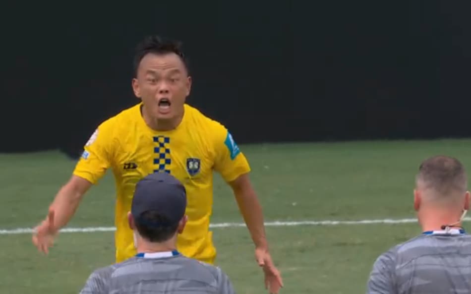 Tong Zhou, do Auckland City, implorando para não ser substituído contra o Benfica (Foto: Reprodução)