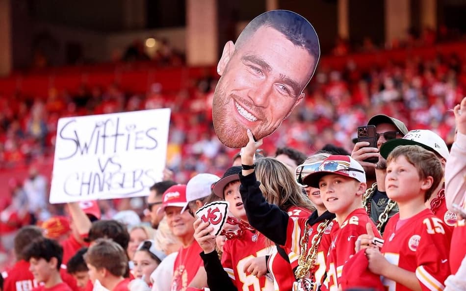 Travis Kelce exaltado pela torcida do Kansas City Chiefs da NFL