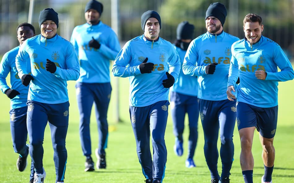 Jogadores do Grêmio correm no gramado no treinamento de segunda-feira (23). (Foto: Lucas Uebel/Grêmio FBPA)