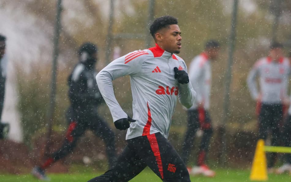 Victor Gabriel, zagueiro do Internacional, no treino no CT Parque Gigante