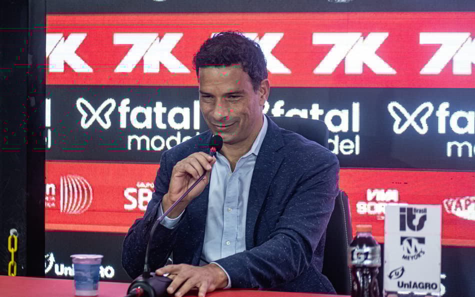 Gustavo Vieira em entrevista de apresentação no Vitória Foto: Victor Ferreira / EC Vitória