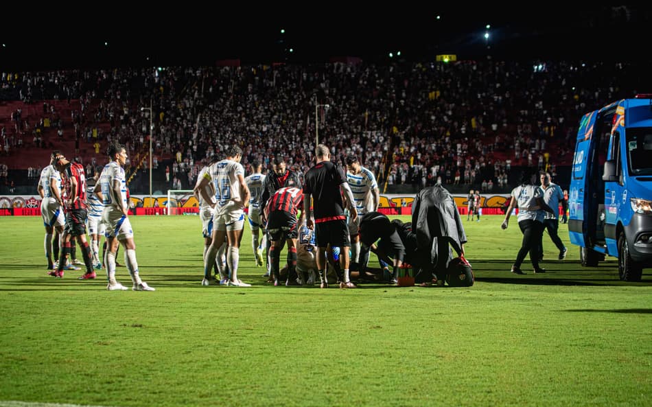 Ambulância atende Jamerson no gramado do Barradão (Foto: Victor Ferreira / EC Vitória)