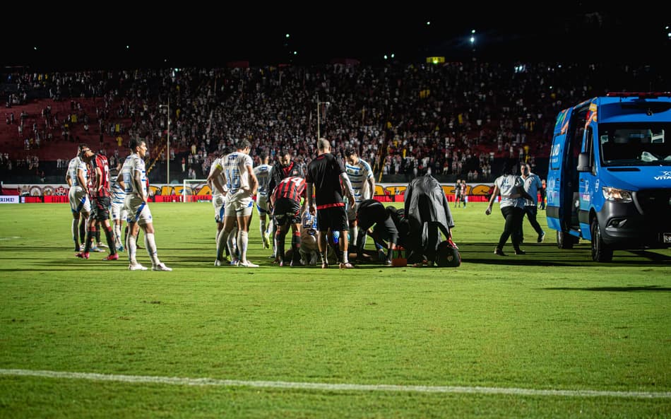 Ambulância atende Jamerson no gramado do Barradão (Foto: Victor Ferreira / EC Vitória)