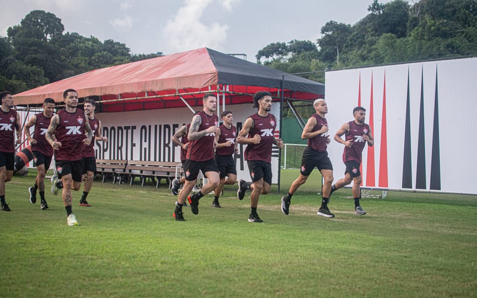 Jogadores do Vitória correm ao redor do campo durante reapresentação (Foto: Victor Ferreira / EC Vitória)