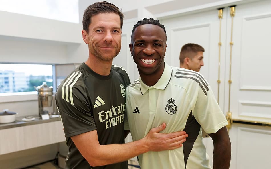 Vini Jr com Xabi Alonso em sua reapresentação no Real Madrid para o Mundial de Clubes