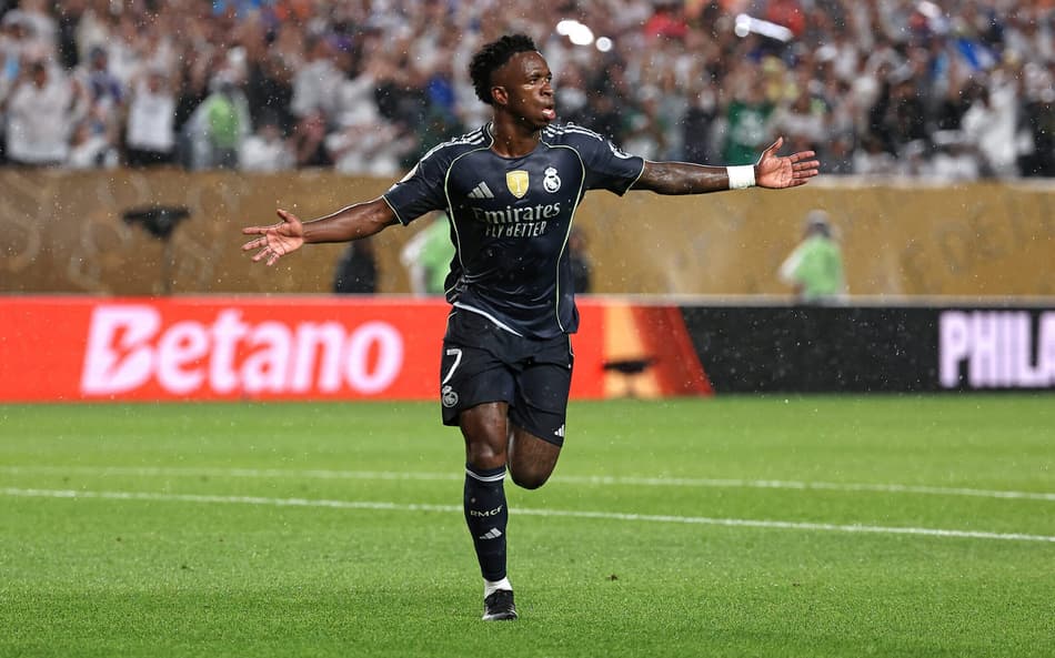 Vini Jr comemora gol pelo Real Madrid sobre o RB Salzburg, no Mundial de Clubes