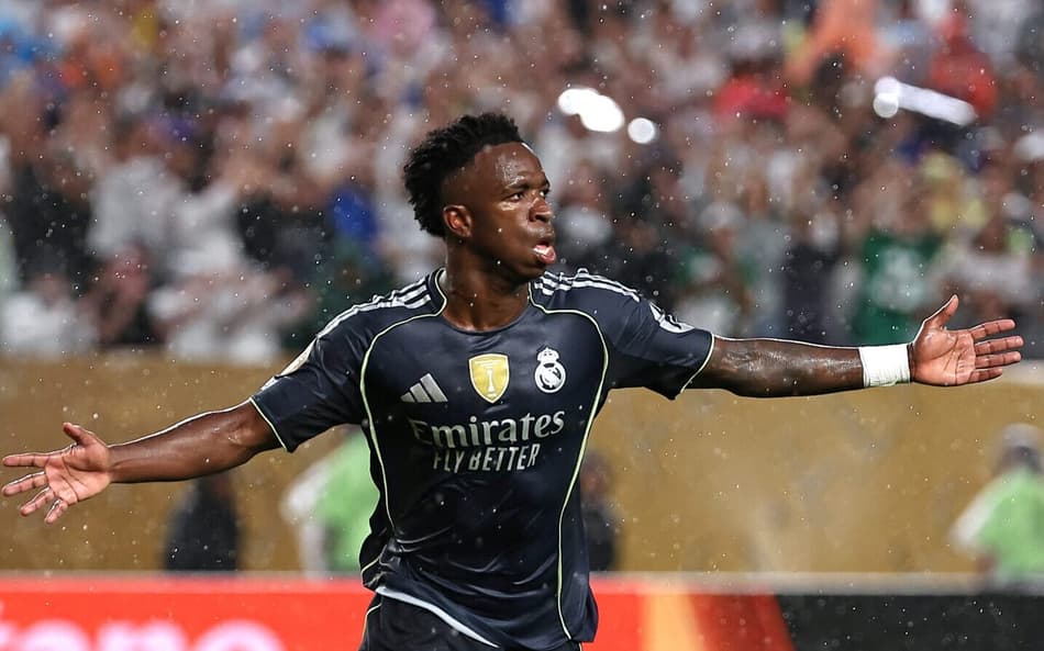 Vini Jr comemora gol pelo Real Madrid sobre o RB Salzburg, no Mundial de Clubes