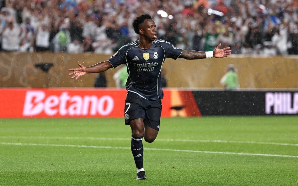 Vini Jr comemora gol pelo Real Madrid sobre o RB Salzburg, no Mundial de Clubes