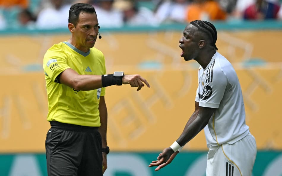 Vini Jr discute com Facundo Tello na estreia do Real Madrid no Mundial de Clubes